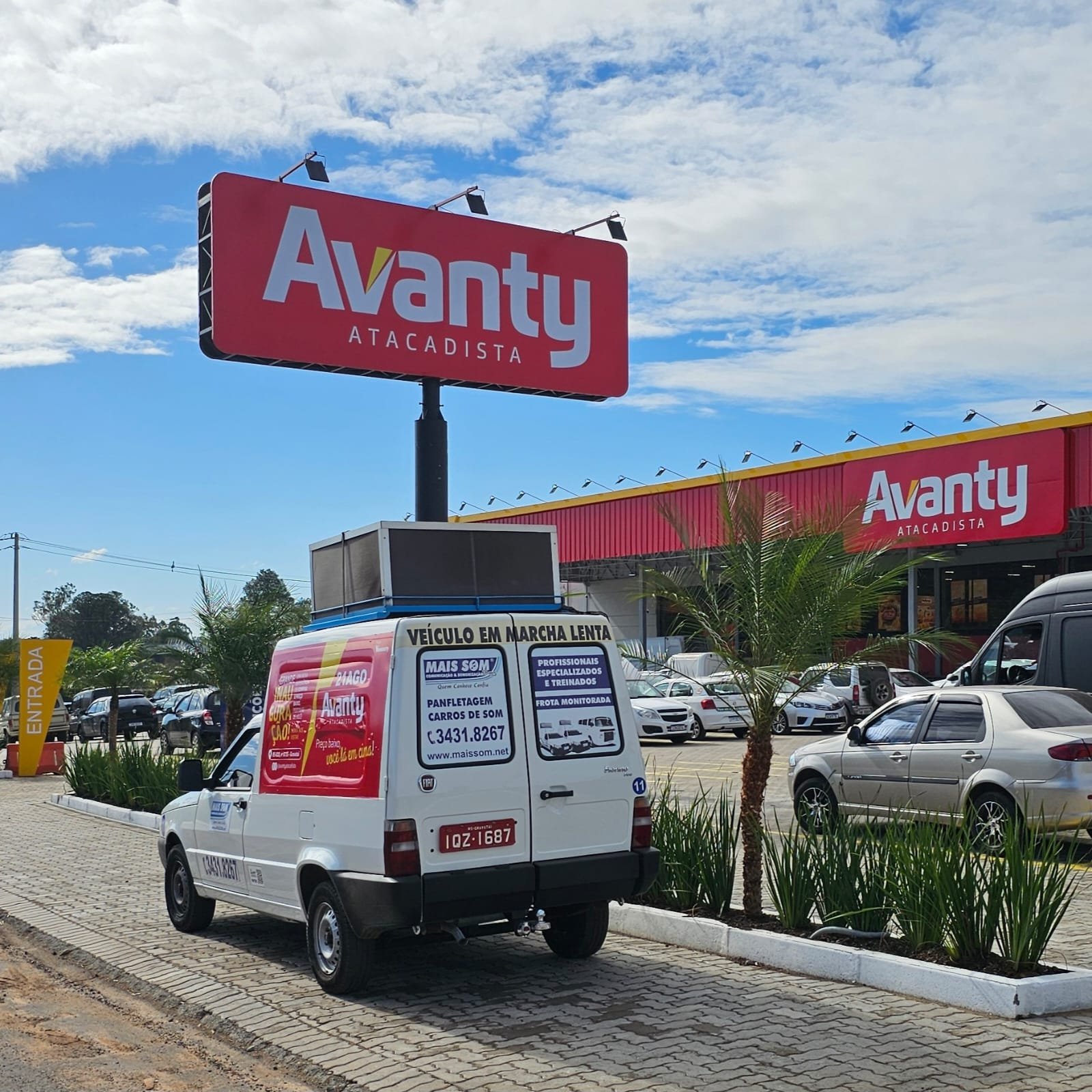 Carro de som Mais Som em ação na Avanty Atacadista